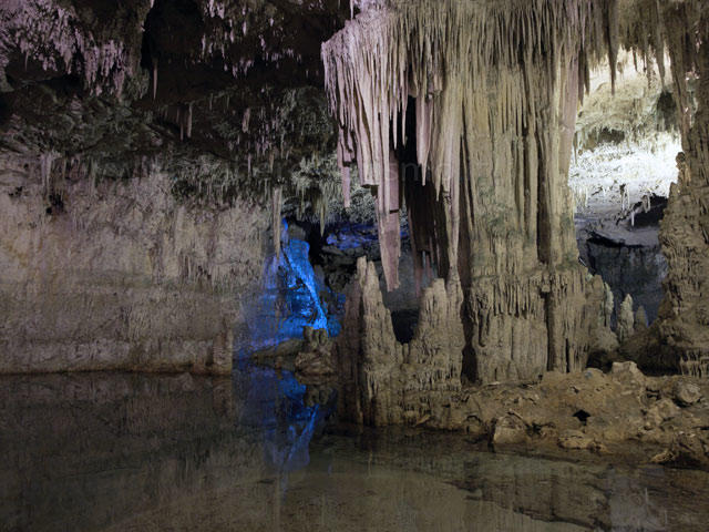 La Grotta di Nettuno a Capo Caccia gli scalini che portano al mare di Alghero